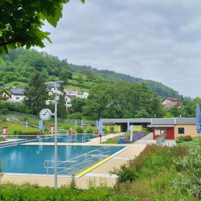Becken und Gebäude